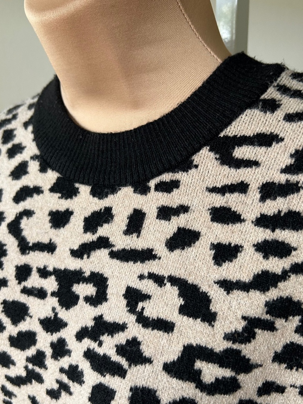 TAHARI Leopard Animal Print Jacquard Crew Neck Sweater NWT Size Medium - Picture 4 of 7